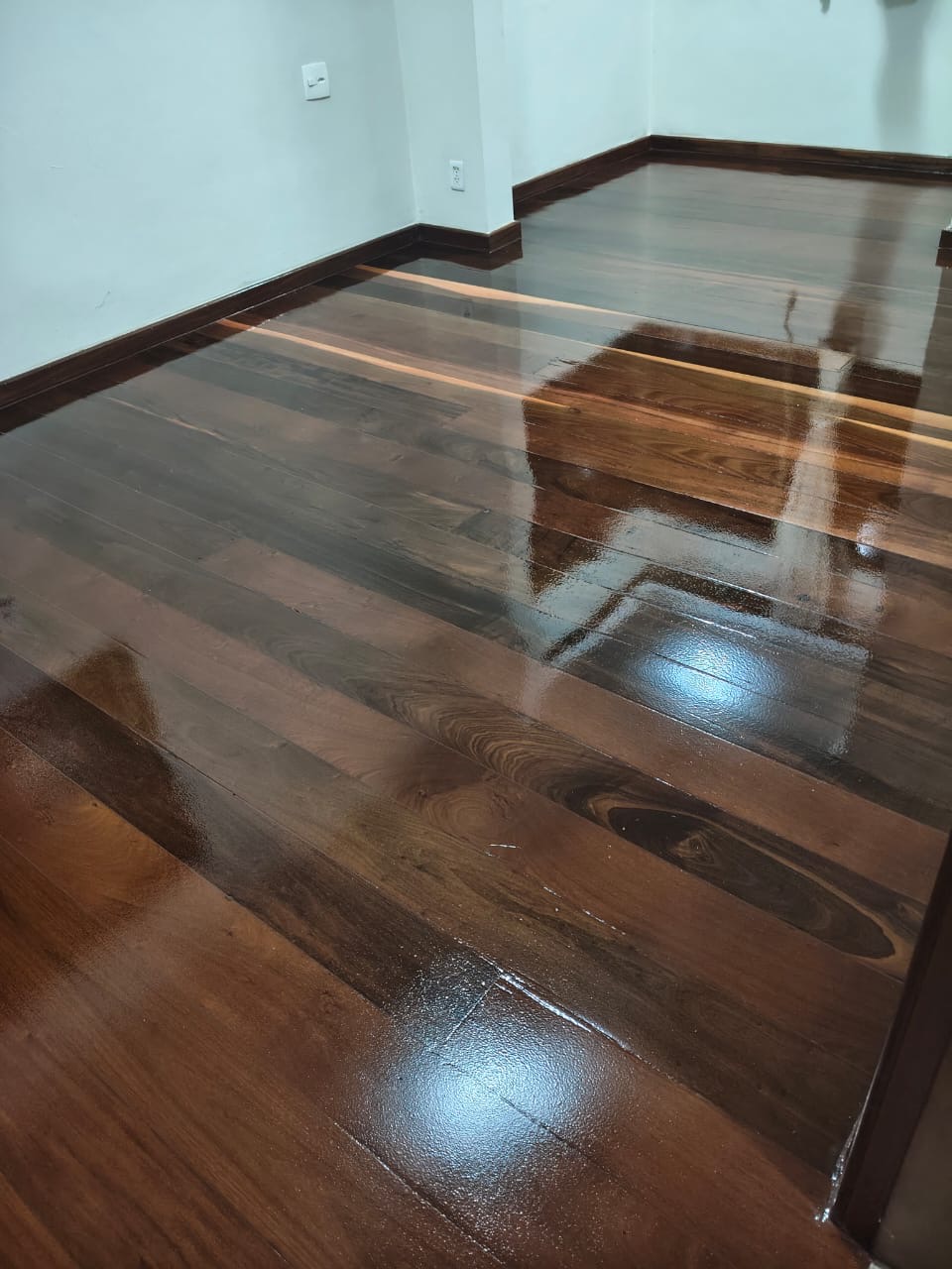 Sinteco em piso de madeira escuro — quarto