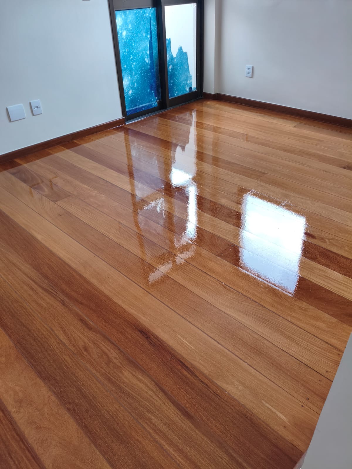 Sinteco aplicado em quarto com piso claro — BH