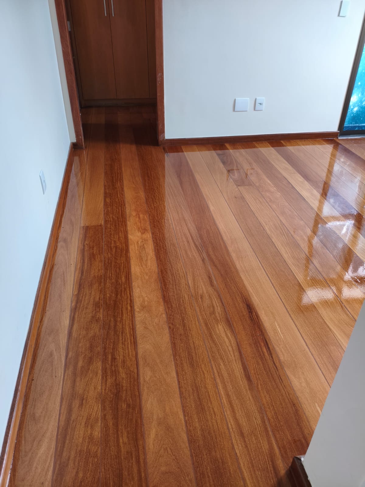 Aplicação de sinteco em piso de madeira claro — BH e Região