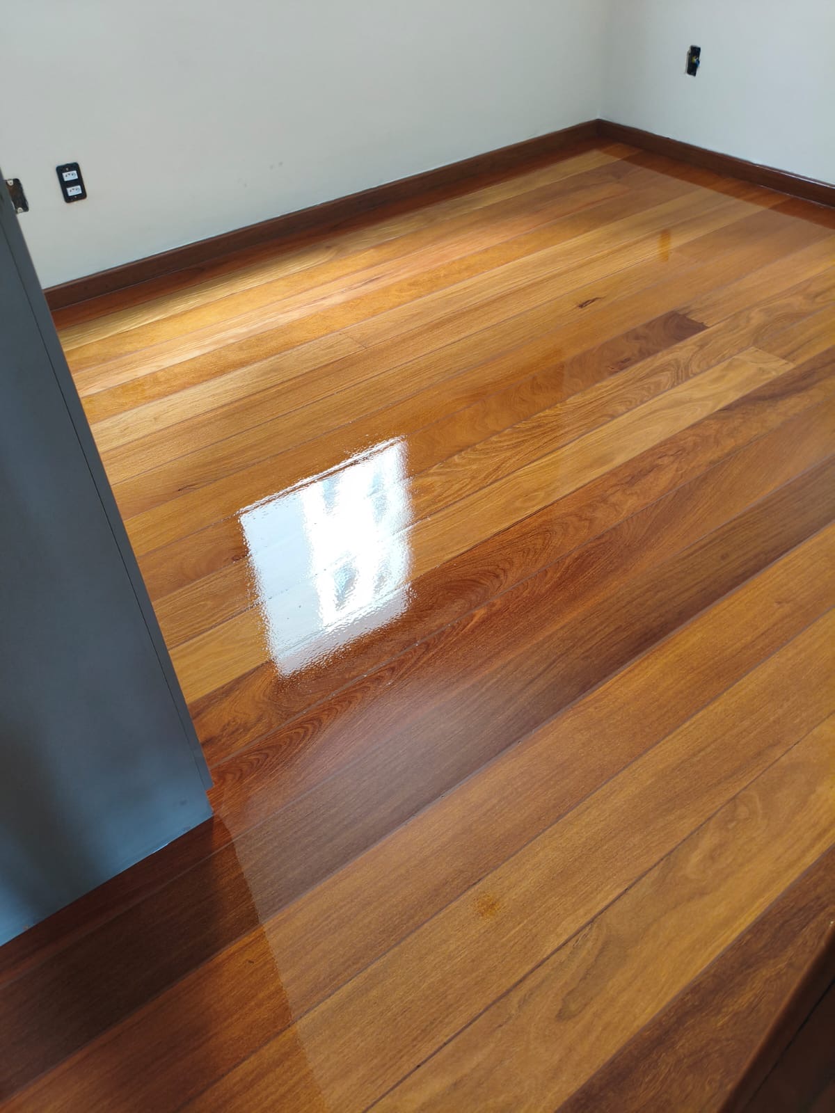 Piso de madeira claro com sinteco aplicado