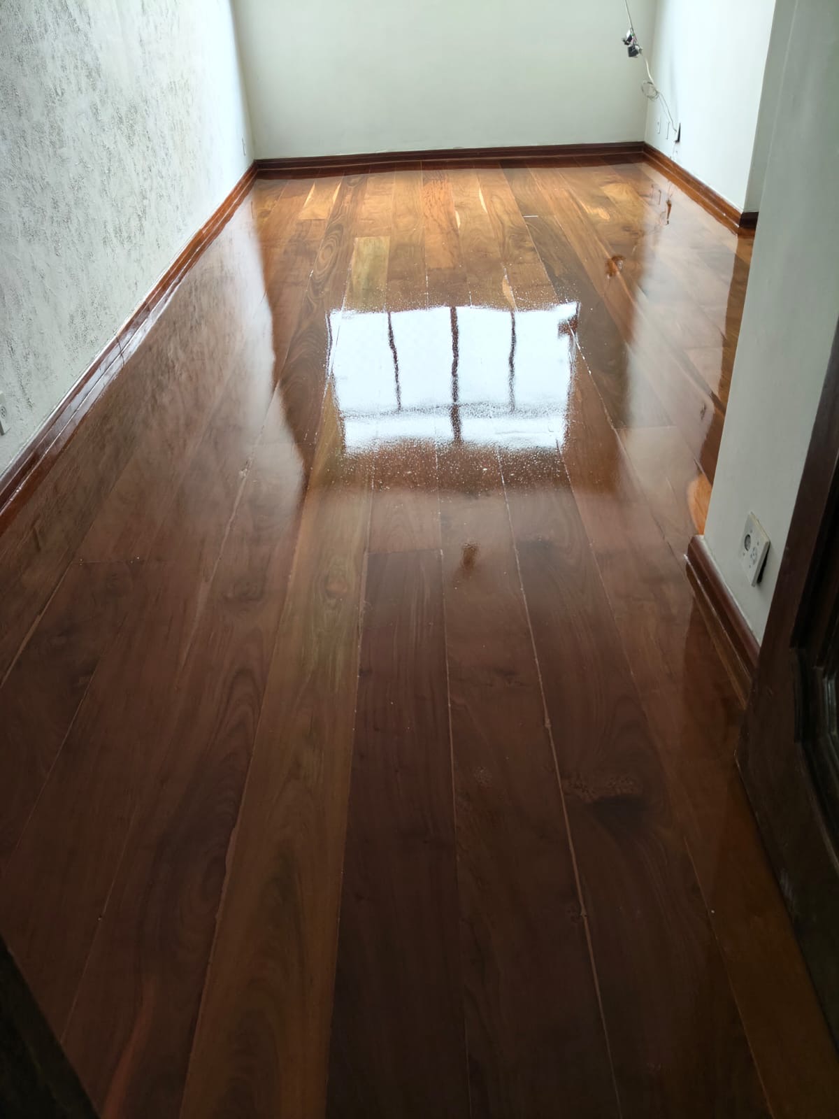 Restauração de piso de madeira em sala de estar