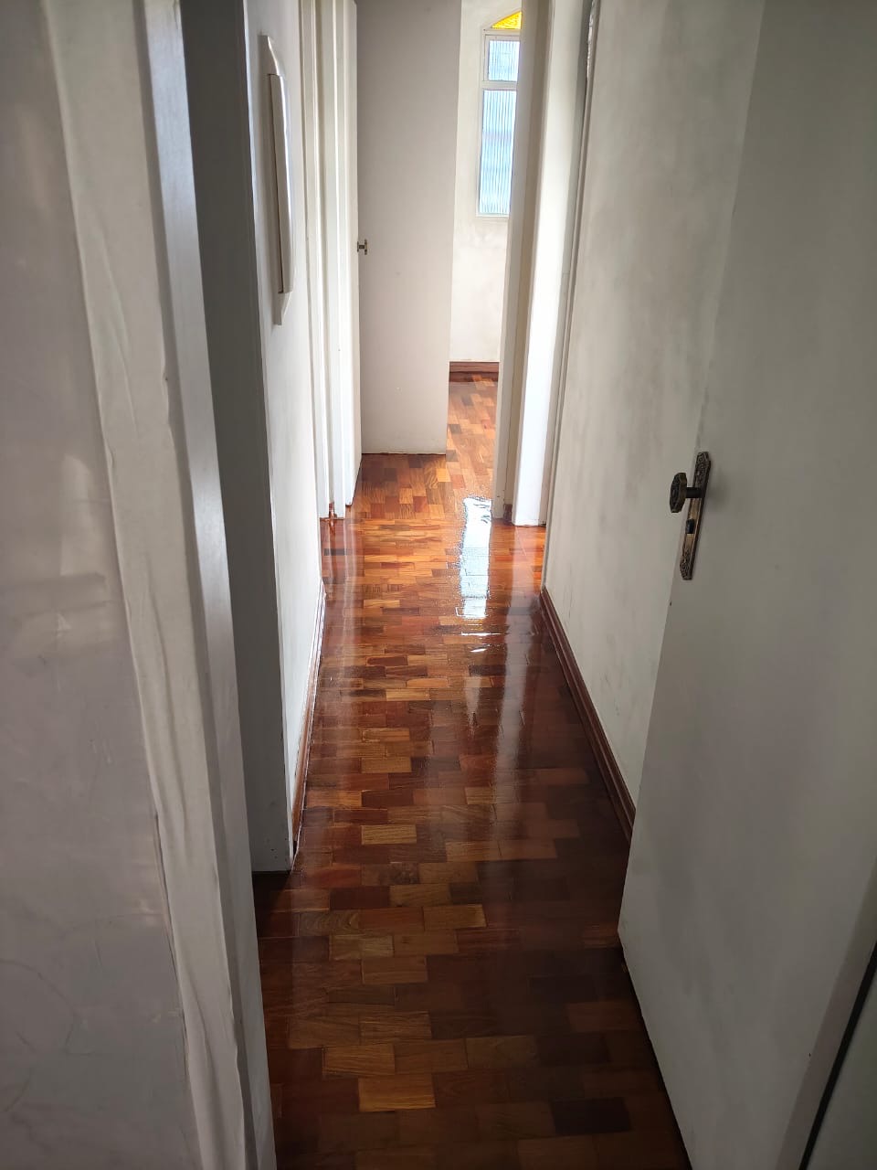 Piso de taco restaurado em corredor — BH