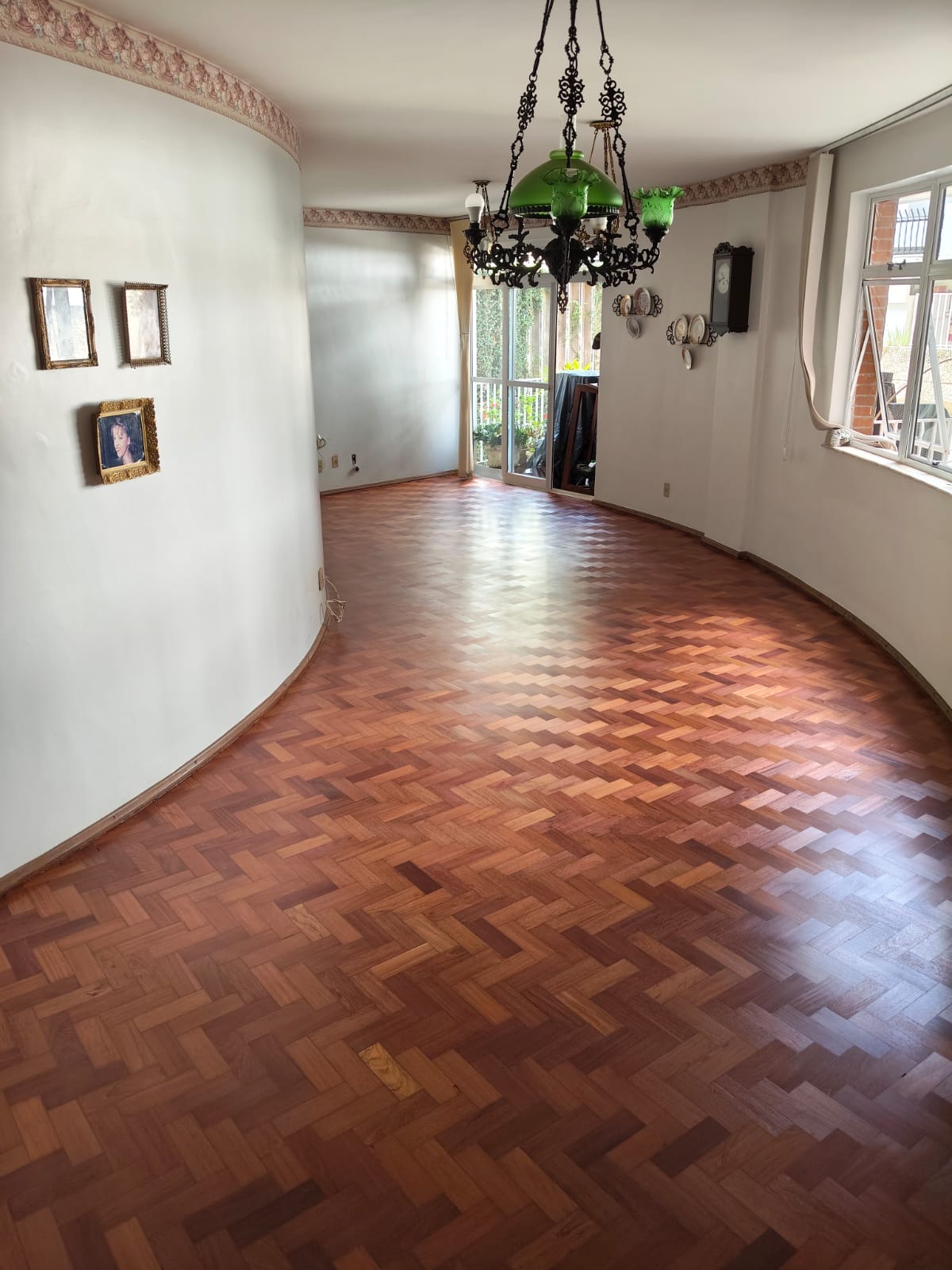 Piso de taco restaurado com acabamento premium — BH